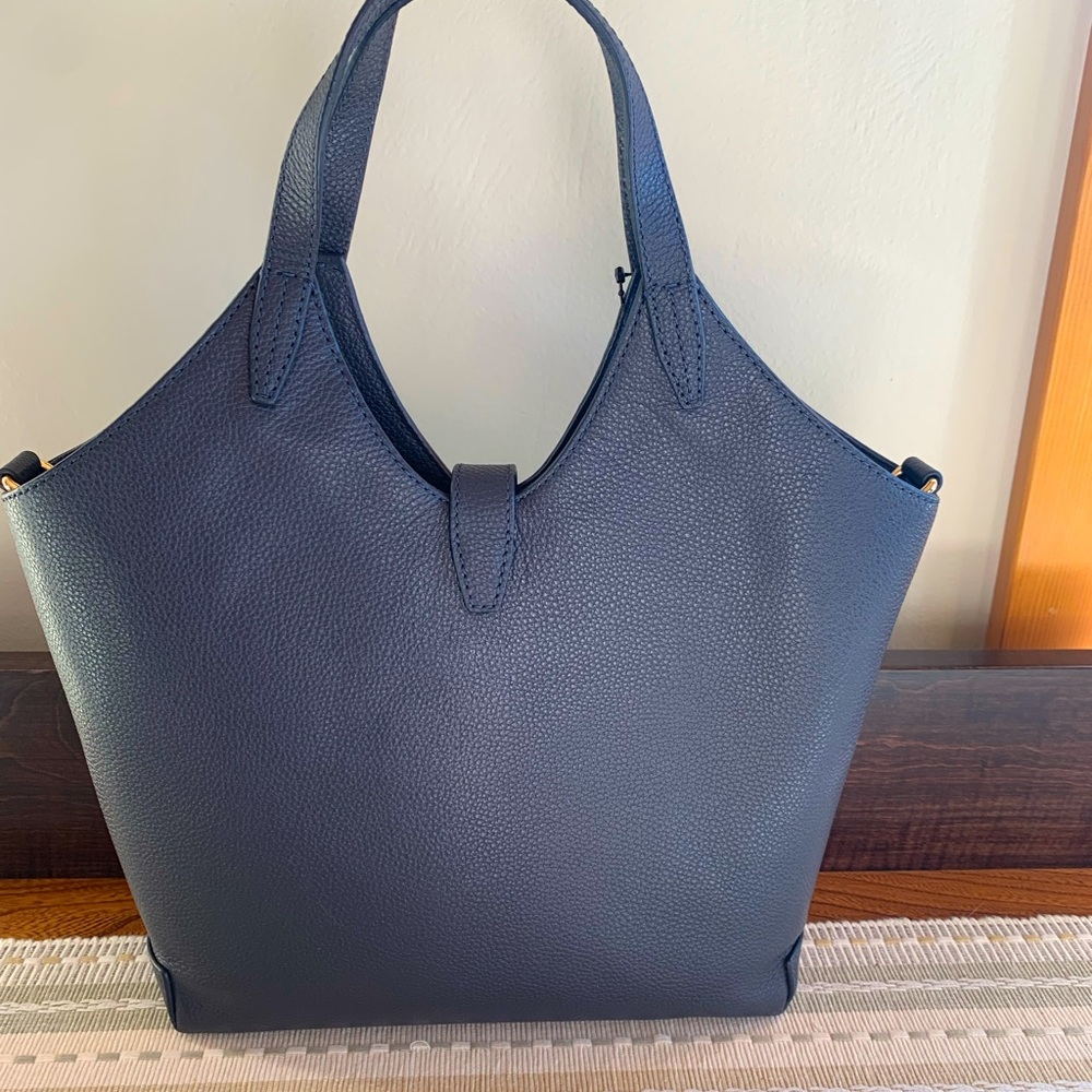 ☀️🎉Host Pick🔥NWT‼️ LEATHER HOBO BAG in Navy w/goldtone hardware✨✨✨ - Picture 3 of 9